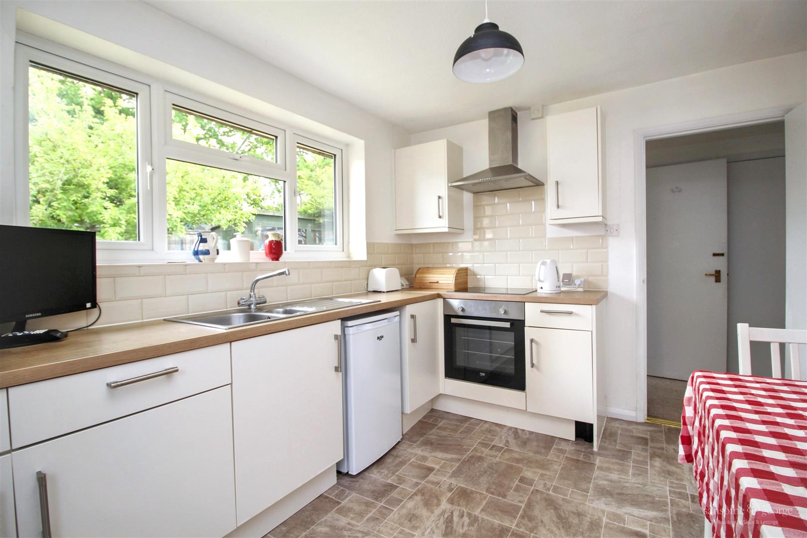 3 bed property in Clayhill Road, Reading